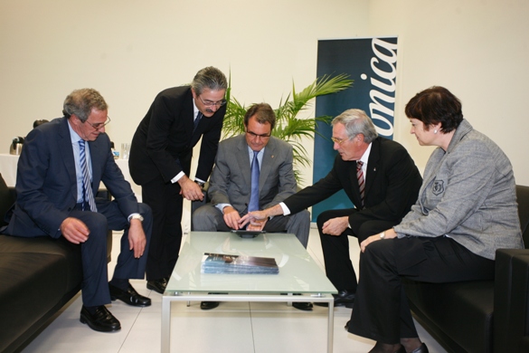Artur Mas firma el libro digital de visitas